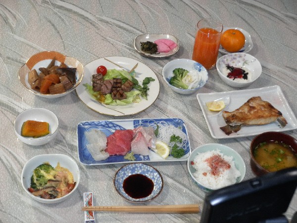 おなかいっぱいでフーフー、ボリュームたっぷりのせせらぎ人気オリジナル夕食メニュー。ワーイ1000円追加で焼酎飲み放題だよー! おなかいっぱいでフーフー、ボリュームたっぷりのせせらぎ人気オリジナル夕食メニュー。ワーイ1000円追加で焼酎飲み放題だよー!